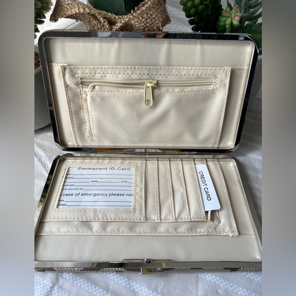 🌸4/$25 Gold/Tan “G” snap wallet/clutch - Picture 7 of 10